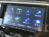 画面にはオーディオやテレビ、電話番号などのメニューが表示され、目的の項目を見つけやすい構成です。タッチ操作に加えて周辺のボタンも使え、日常の移動中に便利に活用できます。