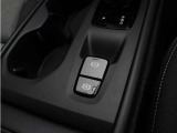 軽いタッチの電気式サイドブレーキとオートサイドブレーキが装備されます。