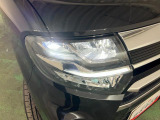 白く明るい光で夜間走行をサポートするLEDヘッドランプを搭載