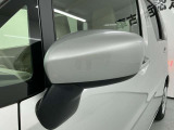 【ドアミラー】主な役割は、運転席からは見えない車の側面や斜め後方の状況を確認し、安全な運転をサポートすることです。車線変更・後続車両の確認・そして死角の低減に貢献します。