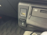 運転席・助手席用のシートヒーター(HI-LO切り替え付き)を装備。USB端子やDVDプレーヤーも備え、快適で楽しいドライブをサポートします。