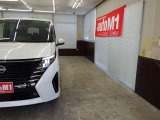 当店では専任のメカニックが大切なお客様のお車を一台一台丁寧に整備いたします。自社認証工場にてリフトアップし下回りまでキッチリ検査いたします。