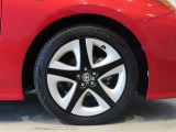 純正のアルミホイール装着車です。タイヤサイズは215/45R17です。