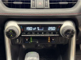デュアルオートエアコン付きです。運転席・助手席でそれぞれ吹き出す風の温度や風量など自動調整してくれます。