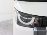 オートマチックハイビームとは、先行車や対向車のライトを認識し、ハイビームとロービームを自動で切り替える機能です。夜道の視界を確保します。詳細は販売店スタッフまでおたずねください。