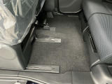しっかりと汚れ、砂ぼこりを落とし足元まで清潔な車内空間を作り上げております♪