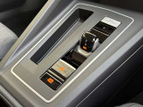 スイッチ式シフトセレクター/エンジンスタートボタン/電子パーキングブレーキを機能的にレイアウトした先進的なコックピット。