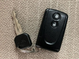 スマートキー機能を有しています!ドアロックの開閉やエンジン始動時にキーをポケットやカバンなどに携帯していればキーを挿さなくてもそのまま手ぶらで可能です!!