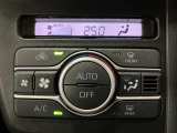 運転席はシートリフター付きで運転しやすいポジションを設定できます♪