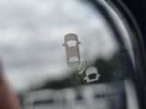 斜め後ろの死角にいる車両の存在を光って知らせてくれる機能です。車線変更時の安全運転をスマートにサポートいたします。
