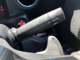 直感的な操作でウインカーを操作できるレバー。視線移動を最小限に抑え、安全な車内空間を確保します。