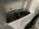 後席専用ドリンクホルダーと収納スペースです。