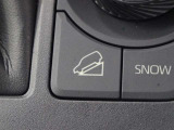 スイッチひとつで、降坂時の車速を低車速にキープして安全走行に寄与する、ダウンヒルアシストコントロールです。