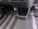 【スマートアシストIII】ドライブ中会話に夢中になり前の車が発進したのに気が付かなくても、先行車発進お知らせ機能(前方車両が発進して約3m以上)がブザーで知らせてくれるので後方の車に迷惑かけること無し