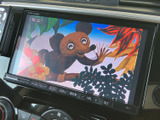 停車中は画面でテレビや映像を視聴でき、待ち時間も車内で快適に過ごせます。見やすい位置に設置されており、映像を楽しみたい方にうれしい装備です。