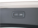 テールゲートには、スイッチ一つで開閉可能な電動開閉機能を装備。また、リアバンパーの下で足を動かすだけで開閉できる、ハンズフリー・オープニング/クロージング機構も搭載しています。