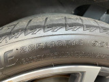純正18インチアルミホイール。リアは225/40R18