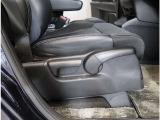 運転席ハイトアジャスター装備(ラチェット式・手動) レバー操作でシートの高さの調節が可能。自分に合ったドライビングポジションで、運転をより安心・快適にします。