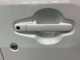 【リクエストスイッチ】スマートキーをポケットやカバンに入れた状態でドアの施錠、開錠ができます。