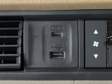 【USBポート】USBポートも装備されています!スマートフォンのオーディオに連携も可能です。今や欠かせない装備の一つです!そして、充電用は急速充電に対応しているtype-Cとなっています♪