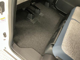 しっかりと汚れ、砂ぼこりを落とし足元まで清潔な車内空間を作り上げております♪