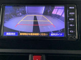 ディスプレイに後方の視界を表示し、車庫入れをサポート「距離目安線」「車幅延長線」およびステアリング操作に連動する「予想進路線」を画面に表示します。※必ず車両周辺の安全を直接確認してください。
