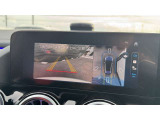 【コマンドシステム】センターのコントローラーとスイッチ類及び音声認識機能により、ナビゲーションやオーディオ&ビジュアル、車両設定等を安全に操作できます。また高精度ディスプレイを採用しています。