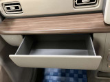 【インパネボックス】助手席の引き出しはティッシュボックスがピッタリ収まる大きさです。