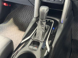 【電動パーキングブレーキ】条件を満たした場合に従来のパーキングボタンやレバーを引かなくてもパーキングに自動的に入り、発進状態の条件を満たした場合には自動でパーキングブレーキが解除されます