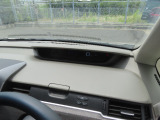 【運転席アッパーボックス】パッと取り出しやすい位置にあるボックスなので、お財布などの小物から本などの小冊子、駐車券など、よく使うものの収納に便利です。