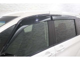 オプションのドアバイザーが装備!!タバコ・ペットなどの臭いが室内にこもるのが嫌な方、換気機能はもちろんのこと降雨時にも少しだけ窓を開けておくことが可能です!