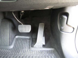 ボルボの電動モデルには車両の始動スイッチがついておりません、キーを持ったままブレーキを踏み、シフト操作を行うだけですぐに発進できます