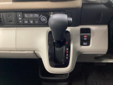 運転席周辺のスマートなレイアウトが、操作のしやすさを実現。快適なドライブをサポートします。