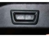 トランクは電動になっており、足の動作で開閉出来ます!