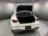 AMGエンブレムのデザインには、「アファルターバッハの川沿いのリンゴの木」、卓越したエンジン開発技術を象徴する「カムとバルブ」、レースにおける覇者を意味する「月桂樹」が描かれています