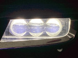 【フォグライト】霧などの悪天候時、自車の位置を示すとともに前方や路肩が見えずらい時、近い位置をワイドに照らしてくれます。