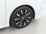 装着タイヤサイズは、225/55R19です。純正アルミホイールを装着しております。