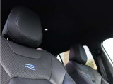 スポーツモデルだからこそ、座った瞬間の質感も大切にしたい。レザーシートが室内に落ち着きを与えます。
