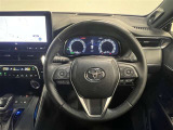 3本スポークステアリング!ステアリングスイッチ付!音量調整やメーター内インフォメーションの操作、全車速追従機能レーダークルーズコントロールの操作などが可能!ステアリングヒーター付!