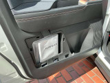助手席ドアポケットに車検証収納ボックスが付いています。コンパクトな軽自動車でも、空間をうまく利用することで車内を美しく整頓することができますね。