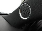 BOSE社との共同開発により室内空間に最適な音響チューニングを施し、クリアで臨場感のあるダイナミックサウンドをお楽しみいただけます。