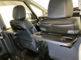 運転席・助手席の背もたれには、2列目シート用にカップホルダー付きの「格納式のシートバックテーブル」を装備しています。休憩時のちょっとした時間などカップを置いたり、小物置きに使えて便利です。