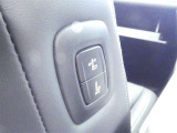 助手席もパワーシート付です。運転席からは、助手席肩口パワーシートスイッチで助手席シートの操作が手軽にできます。