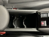 運転席と助手席の間にドリンクホルダーがあります。