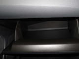 車検証などの収納に便利なグローブボックスです。