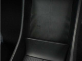 前席のスマートフォン用ストレージには、ワイヤレス充電器が内蔵されています。
