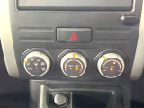 【オートエアコン】一度お好みの温度に設定すれば、車内の温度を検知し風量や温度を自動で調整。暑い&hellip;寒い&hellip;と何度もスイッチ操作をする必要はありません。快適な車内空間には必須の機能ですね♪