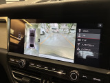 サラウンドビューは車両に取付けられた4つのカメラ映像を合成し、精密な俯瞰映像を作りだします。