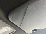 【チケットホルダー・運転席側】有料道路の通行券や駐車券を収納できるバニティミラー付きのサンバイザー。