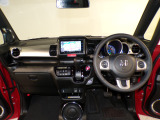 【ルームクリーニング】せっかく乗るならピカピカの車がいいですよね!当店は、他社では省きがちな細部に至るまで、徹底した清掃を行っております。